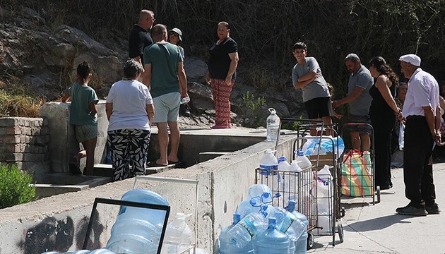 İzmir'de su kuyrukları oluştu