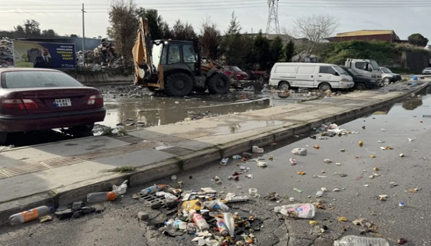 İzmir'de biriken çöpler yağmur sularıyla etrafa dağıldı