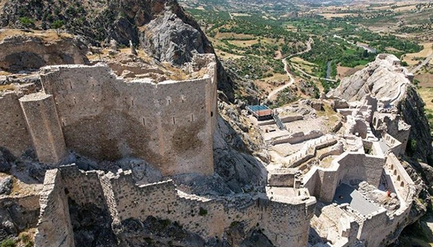 Depremde zarar gören kale ziyarete açıldı