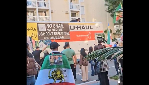 Protestocuların arasına kamyonla daldı