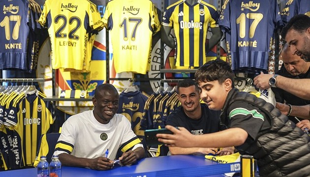 Fenerbahçeli futbolcular taraftarla buluştu