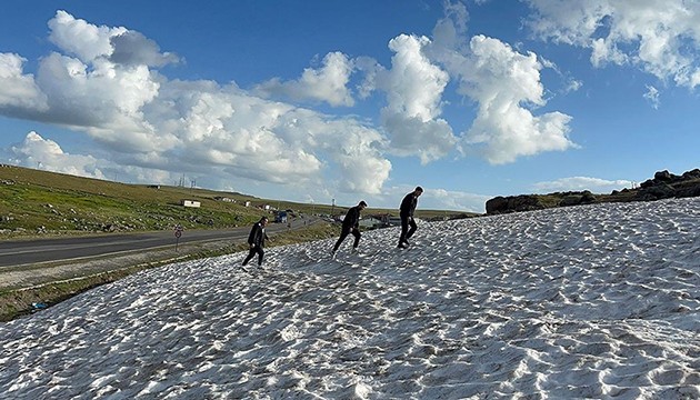 Sıcaktan bunalanlar karlı yaylarda serinliyor
