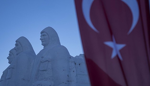 Kardan heykeller açıldı