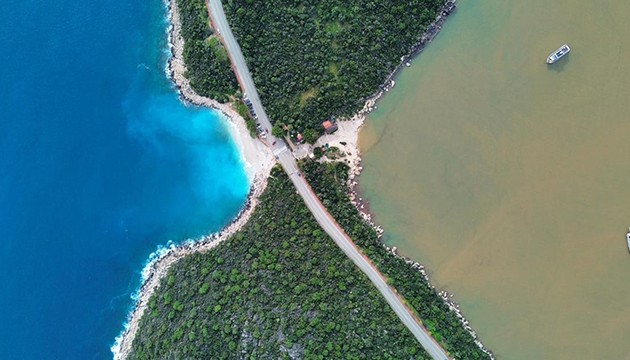 Kaş'ta denizin rengi değişti