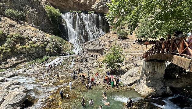 Sıcaklarda Kapuzbaşı Şelaleleri'ne yoğun ilgi