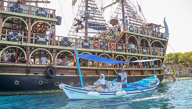 Kayıkta pişen gözlemeler lüks yatlara satılıyor