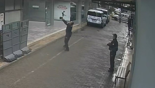 Düşen kediyi polis kurtardı