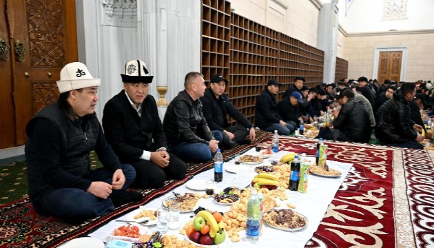 Kırgızistan Cumhurbaşkanı Caparov İmam Serahsi Camisi'nde iftar verdi