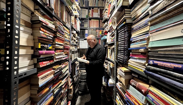 70 binden fazla kitabıyla, evini kütüphaneye dönüştürdü