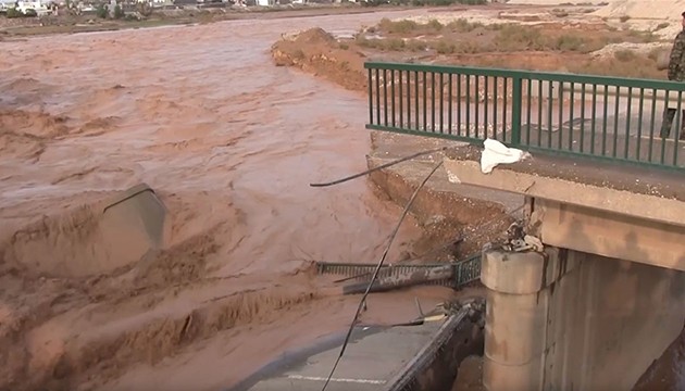 Yağış nedeniyle köprü çöktü