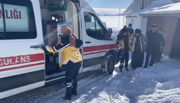 Köyde mahsur kalan hasta kurtarıldı