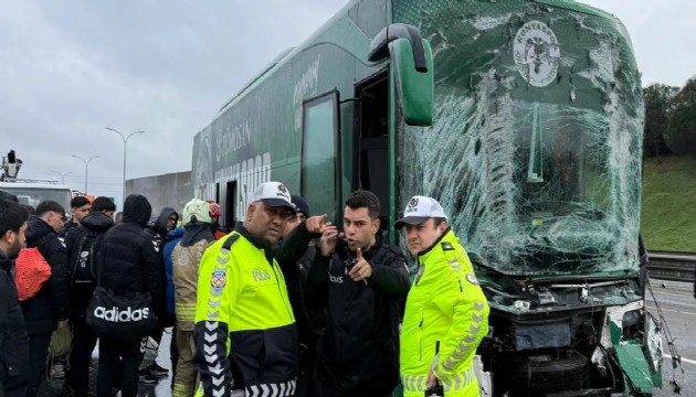 Konyaspor takım otobüsü kaza yaptı
