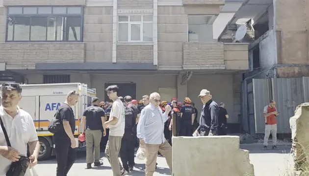Küçükçekmece'de bina kısmi çöktü! 3 yaralı