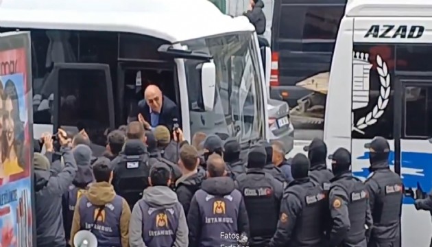 Mahmut Tanal polis aracına çıktı