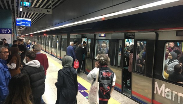 Marmaray seferlerine iftar düzenlemesi