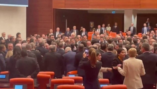 TBMM'de yumruklu kavga!