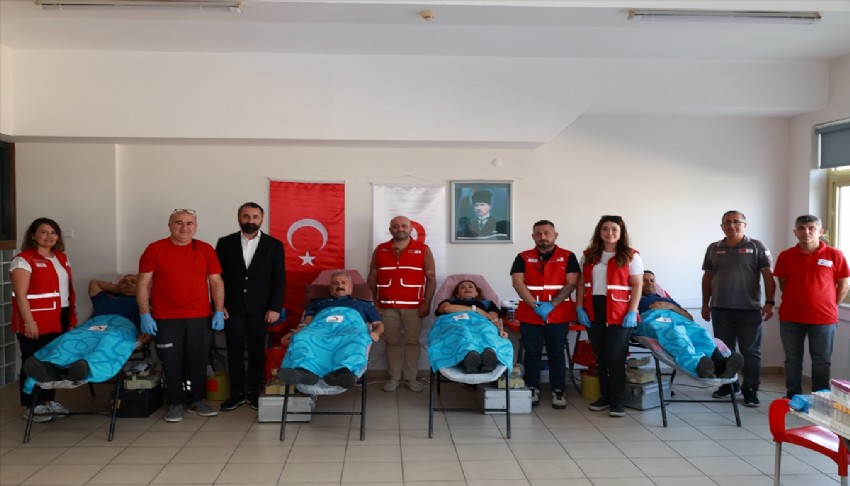 Mersin'de polis ekipleri Türk Kızılay'ı için kan bağışladı