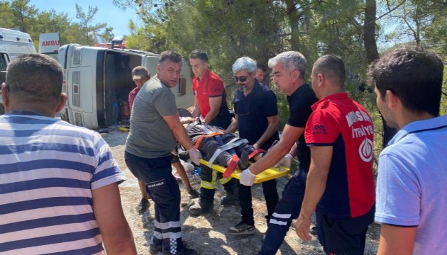 Mersin'de minibüs devrildi: 7 tarım işçisi yaralandı