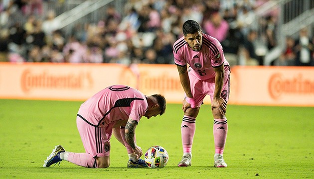 Messi ve Suarez'e ense tutma cezası
