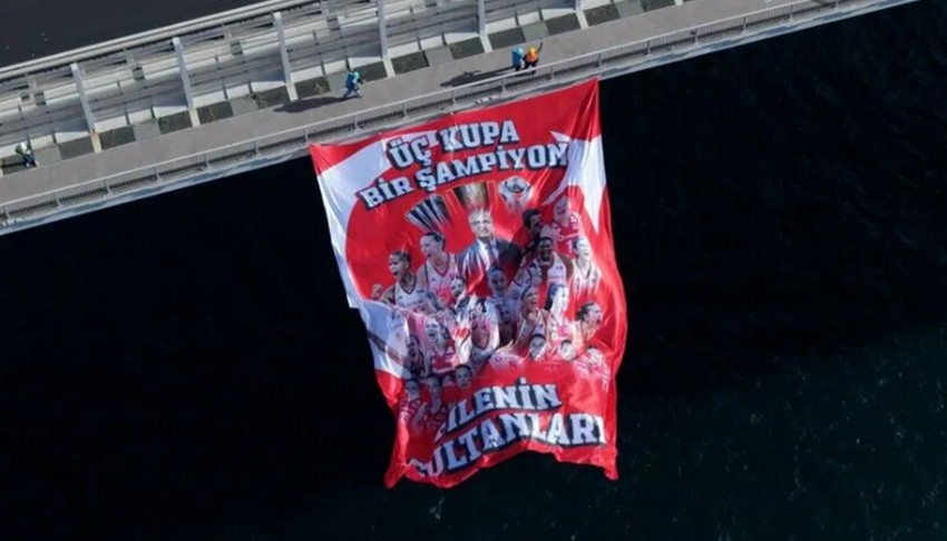 3 Kupa, 1 Şampiyon bayrakları asıldı