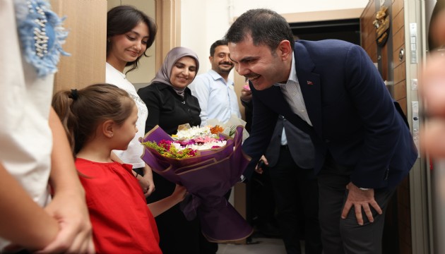 Bakan Kurum'dan depremzede aileye ziyaret