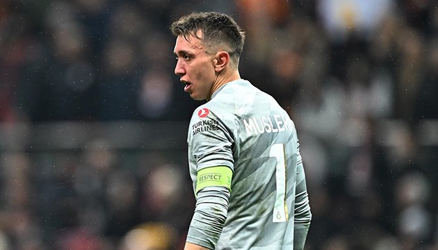Muslera ilk kez farklı formayla sahada