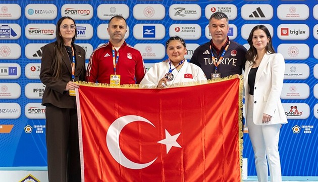 Milli sporcudan gümüş madalya