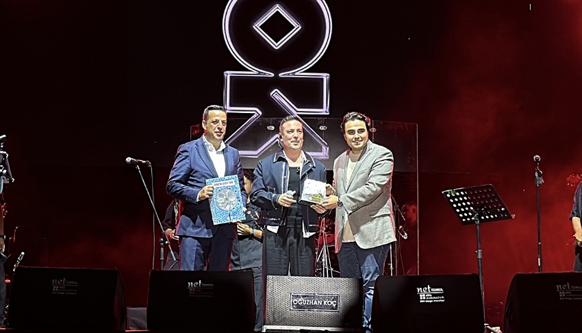 Oğuzhan Koç'a konserde ilginç hediye!