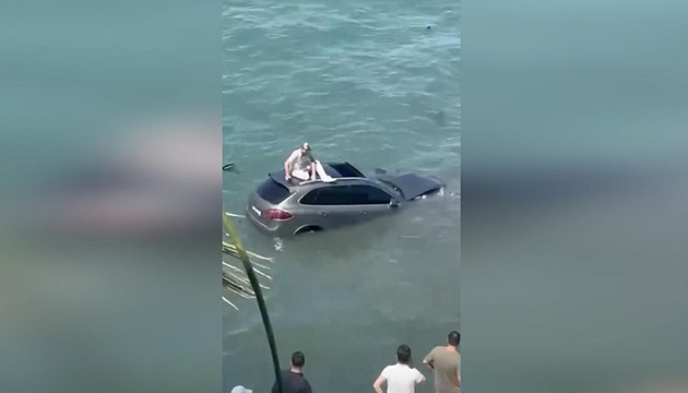 Kontrolden çıkan araç denize düştü