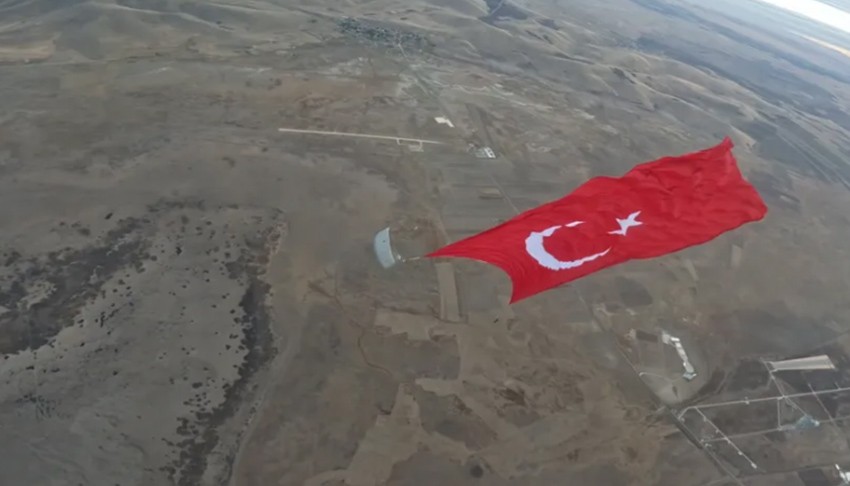 Özel Kuvvetler'den anlamlı hareket: Dev Türk bayrağı gökyüzünde dalgalandı