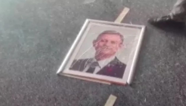 CHP Genel Merkezi'nde Özgür Özel'in resmi ve pankartı indirildi