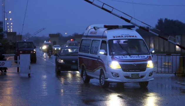 Pakistan'da bombalı saldırı: 5 ölü