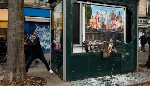 Paris'teki protestolar Londra'ya da sıçradı