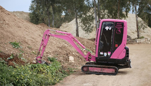 Kızı istedi: İş makinesini pembeye boyattı