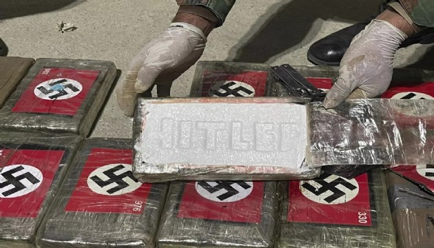 Peru'da üzerinde Nazi bayrağı ve Hitler'in adı bulunan 58 kiloluk kokain ele geçirildi