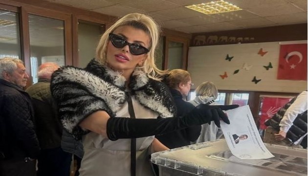 Şarkıcı Hatice bu seçim de kombiniyle dikkat çekti