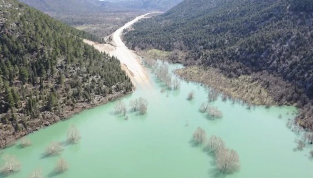 Antalya-Konya karayolu sular altında