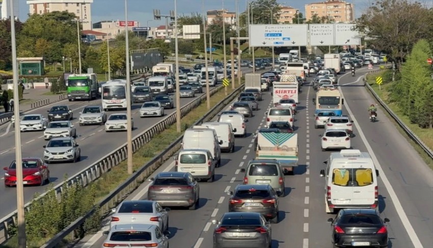 Sabah saatlerinde trafik kilitlendi