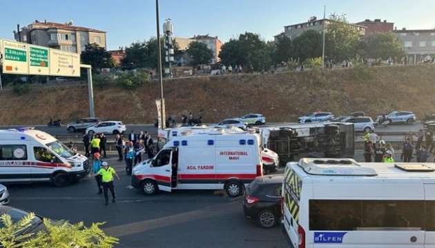 Ümraniye TEM'de servis aracı devrildi