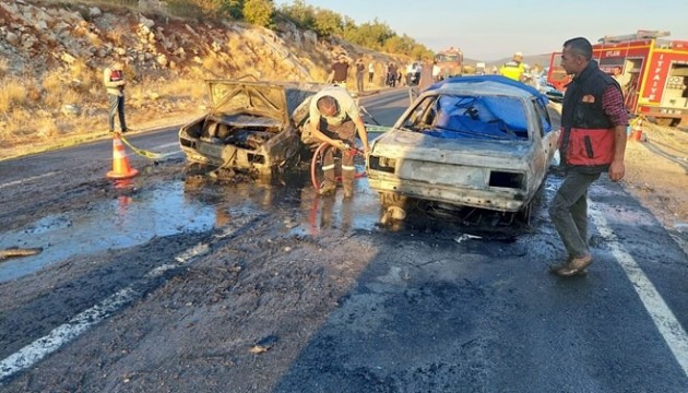 Çarpışan araçlar alev aldı: 3 ölü, 5 yaralı var