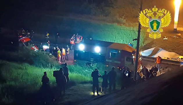 Otoyol köprüsü trenin üzerine çöktü