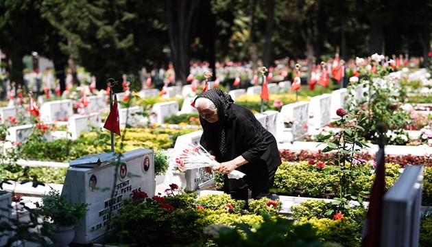 Edirnekapı Şehitliği'nde buruk bayram