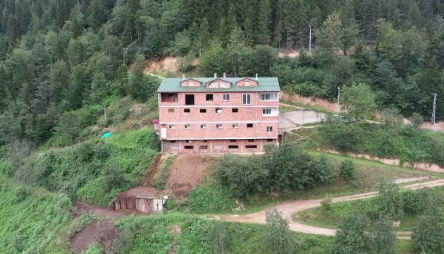 İnekleri için apartman yaptı