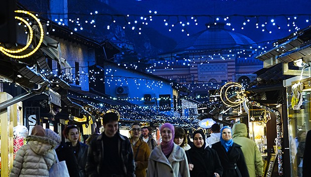 Saraybosna'daki tarihi çarşı 'ay ve yıldız'la süslendi