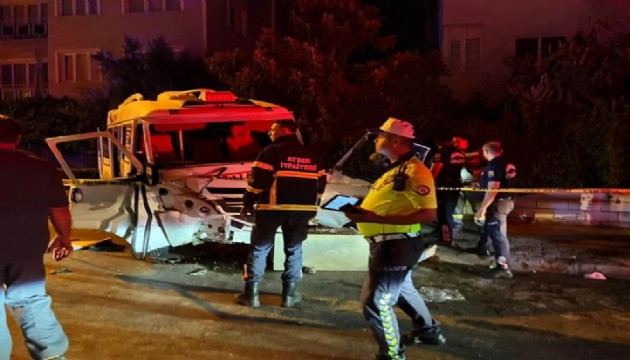 Aydın'da minibüs ve otomobil çarpıştı: 11 yaralı