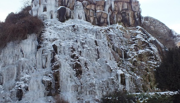 Yapay şelale buz tuttu