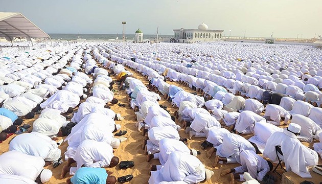 Beyazlar içinde Bayram Namazı