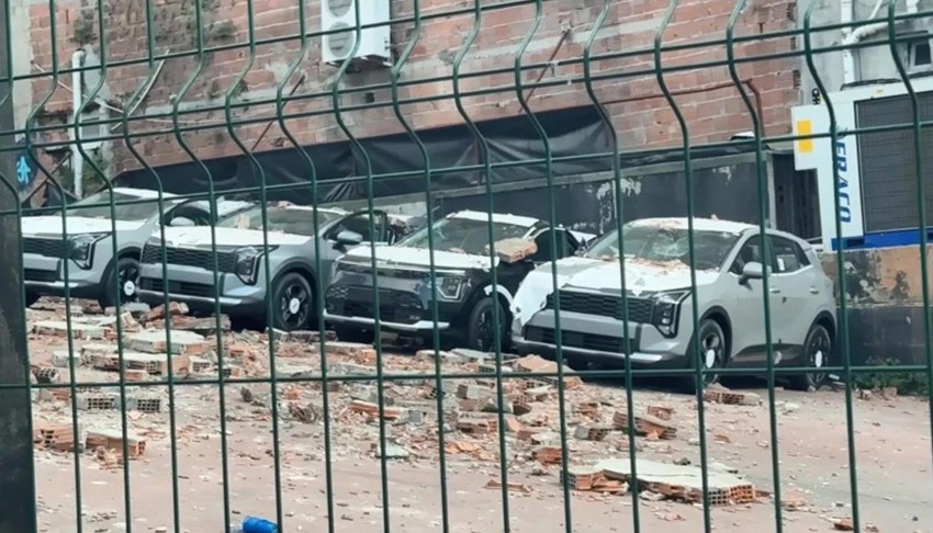 Sıfır otomobillerin üzerine duvar çöktü: Çok sayıda araç çöp oldu
