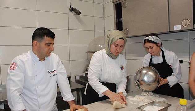 Öğrenciler tescilli Eskişehir simidinin yapımını deneyimledi