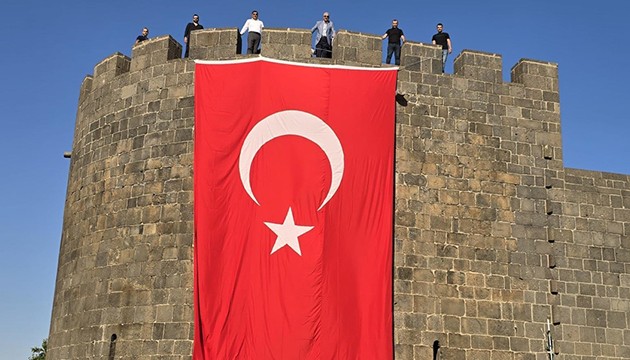 Diyarbakır Surları'na dev bayrak asıldı